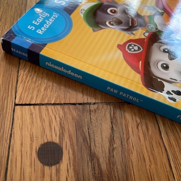 Paw Patrol Step into Reading Book includes 5 Early Reader Dog Puppy Pet Stories - Picture 3 of 5